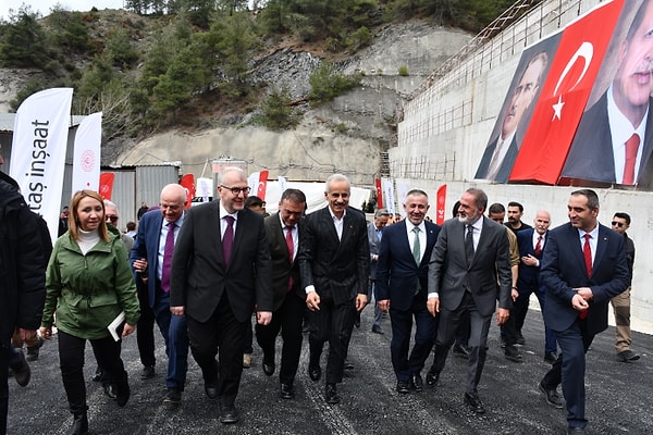 Ulaştırma ve Altyapı Bakanı Abdulkadir Uraloğlu, Bilecik’te yapımı devam eden T26 Tüneli’nde incelemelerde bulundu.