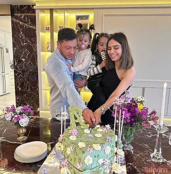 Mesut Özil ve Amine Özil çifti, evliliklerinin ardından kısa sürede ailelerini büyütmüştü.