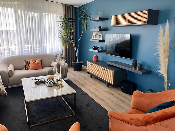 Mavi duvarlar sayesinde evde huzur rüzgarları esiyor.