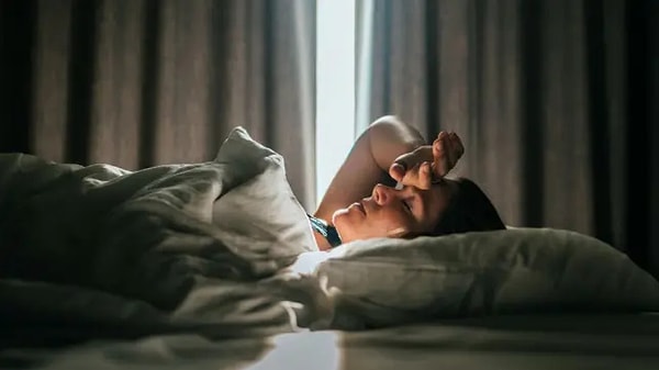 Odanın sıcaklığını ideal seviyede tutarak vücudunun aşırı ısınmasını önlemen gerekiyor.