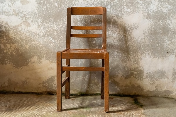 "Sandalye ve ütü mü? Ne alaka?" derseniz hemen cevaplayalım.