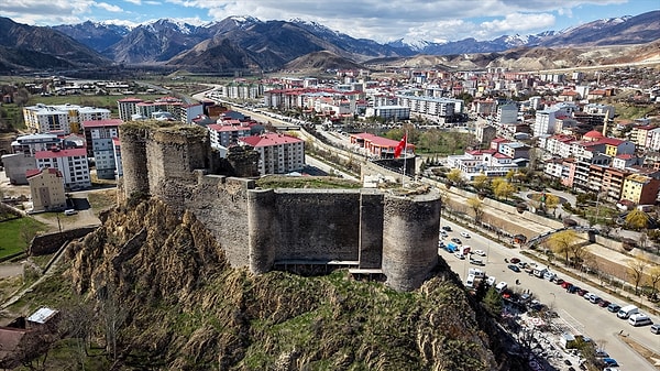 Yaklaşık 2 yıl sürmesi planlanan çalışmaların ardından kalenin yeniden ziyarete açılması hedefleniyor.