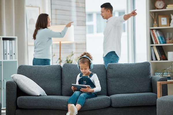 3. "Arkadaşlarımın benim evime gelmekten korktuğunu ve babamın yanında titrediklerini fark ettiğimde, evimizin bir hapishane olduğunu anladım."