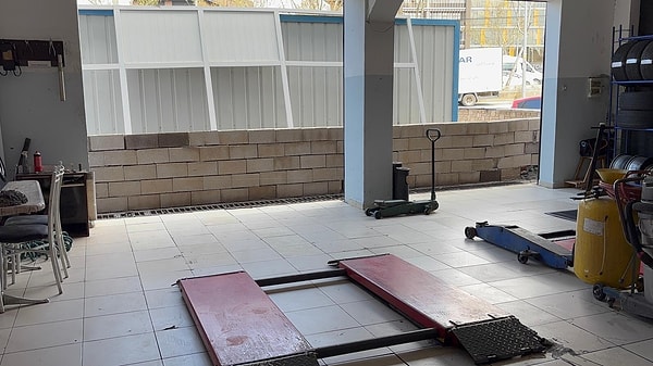 Bursa’da iki komşu arasında yaşanan “yer meselesi” tartışması ilginç görüntülerin ortaya çıkmasına neden oldu.