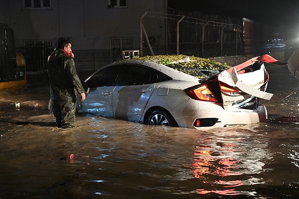Kadirli’de etkili olan sağanak yağış sonrası meydana gelen taşkında sele kapılan araçta bulunan 2 kişi hayatını kaybetti. Bölgeye çevre illerden de destek ekipleri sevk edildi.