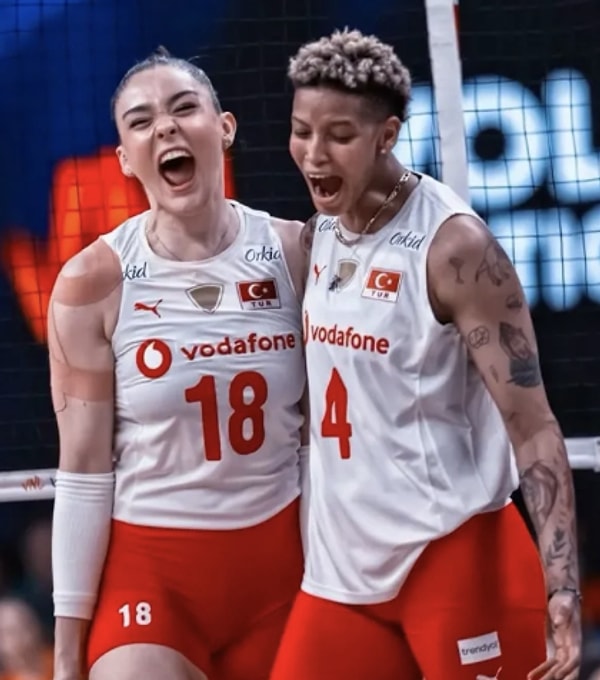 Melissa Vargas ve Zehra Güneş, yalnızca performanslarıyla değil aralarındaki güçlü bağla da uzun süredir “Filenin Sultanları”nın en çok konuşulan ikililerinden biri olmayı başarıyordu.