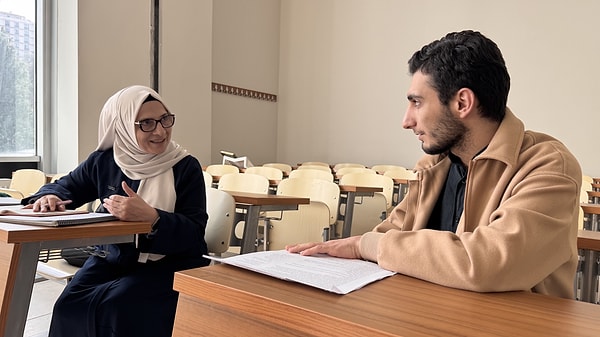 Geçim mücadelesini de ihmal etmeyen Koç, bir fabrikanın mutfak bölümünde çalışırken aynı zamanda üniversite sınavına hazırlandı.