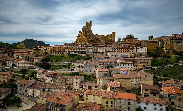 Bu programın koşulları oldukça net: Aile en az 5 yıl köyde kalacağına dair taahhüt vermeli, çocukları varsa yerel okulu desteklemeli ve mümkünse yerel ekonomiye katkı sağlamalı.