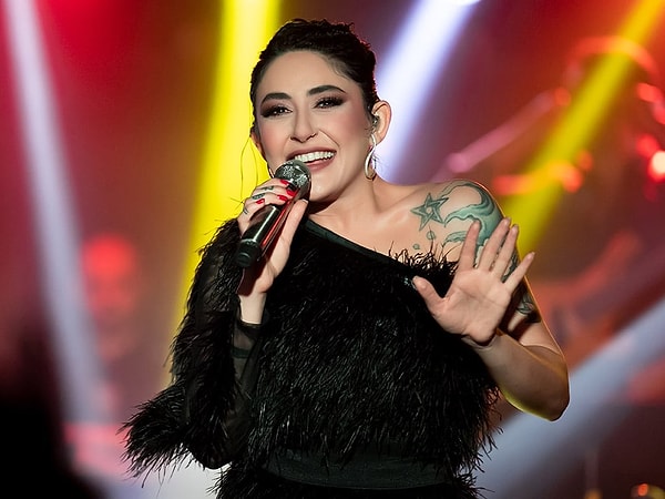 Ünlülere yönelik yürütülen yasaklı madde soruşturması kapsamında dün düzenlenen operasyonda, aralarında ünlü şarkıcı Melek Mosso’nun da bulunduğu 9 isim gözaltına alındı.