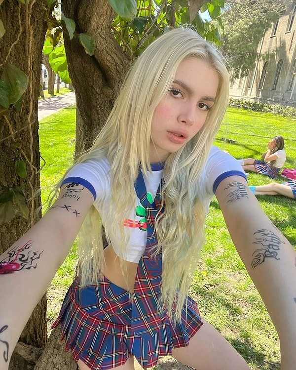 Henüz çok genç yaşta müzik dünyasına adım atmasına rağmen adını kısa sürede zirveye yazdırmayı başaran Aleyna Tilki, yıllardır popülerliğini koruyan isimlerden biri.