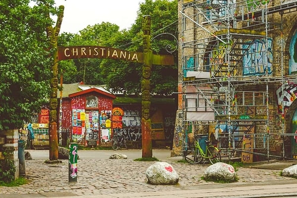 Kopenhag'ın Kalbi İçinde Bir Anarşist Rüya: Freetown Christiania'nın Yarım Asırlık Hikayesi
