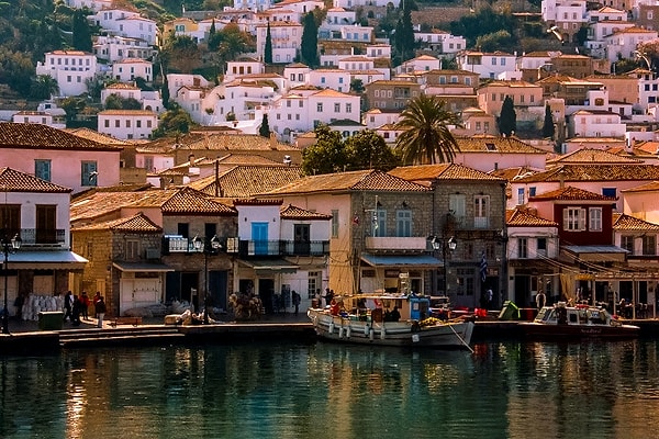 Ünlülerin keşfettiği, sanatçıların yerleştiği ada
