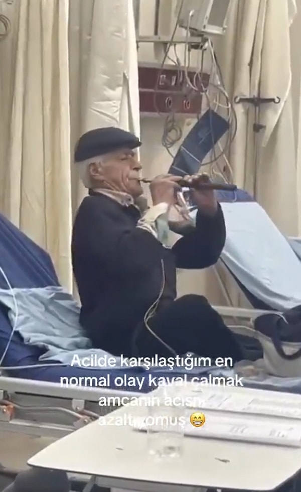 "Acımı hafifletiyor" diyerek acilde kaval çalmaya başladı.