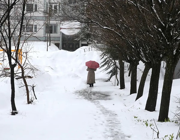 Hafta sonu planı yapan vatandaşlar için gökyüzü kapalı bir tablo çiziyor.