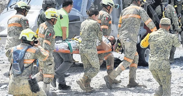 Yerin yaklaşık 300 metre altında, beline kadar yükselen soğuk suyun içerisinde 312 saat boyunca direnen Zapata, kendisini bulan ekiplere inancını asla yitirmediğini söyledi.