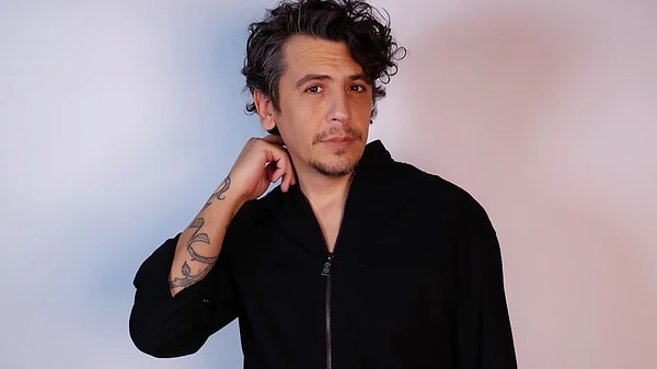 Evde bulunan parayı camdan fırlatmış.