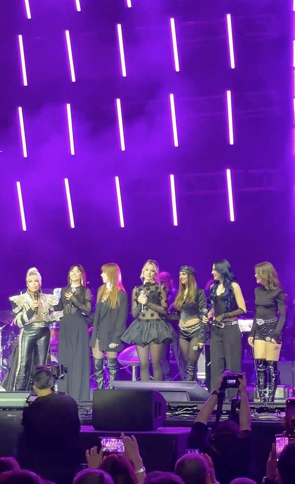 Manifest, Ajda Pekkan'ın sahnesine konuk oldu.