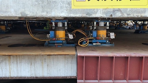 432 minik robot, mahalleyi adım adım yürüttü