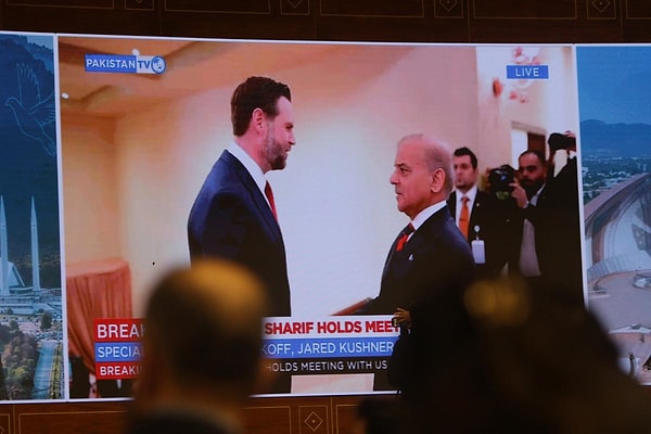 İran Dışişleri Bakanlığı Sözcüsü İsmail Bekayi, İslamabad'daki görüşmelerin 40 günlük bir savaşın ardından ABD'ye duyulan güvensizlik atmosferinde gerçekleştirildiğini belirtti.