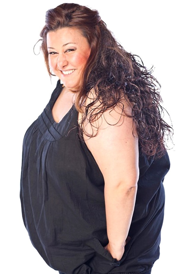 Türk televizyonunun sevilen yüzlerinden Esin Gündoğdu, özellikle yer aldığı komedi projeleriyle geniş kitleler tarafından tanınan bir isim.