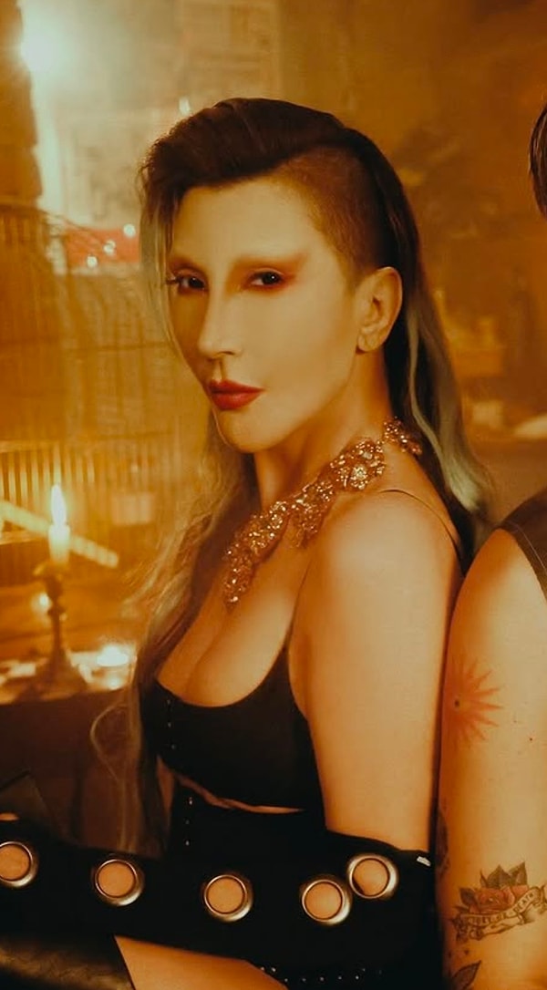 Geçtiğimiz gece verdiği konserde bu kez yeni imajıyla gündeme oturan Hande Yener, saçlarının yanlarını kazıtarak bambaşka bir görünüme kavuştu.