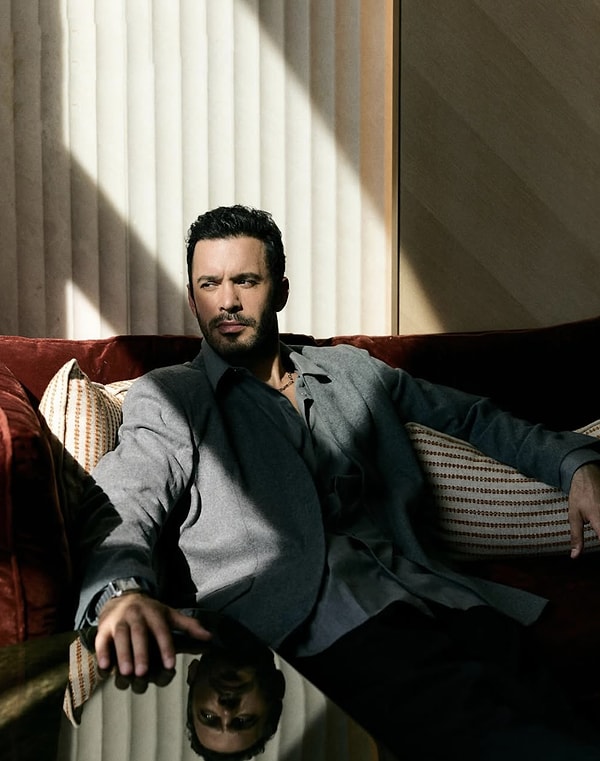 Ekranların en karizmatik ve en sevilen isimlerinden biri olan Barış Arduç, sadece yakışıklılığıyla değil oyunculuğundaki başarısıyla da yıllardır adından söz ettiriyor.