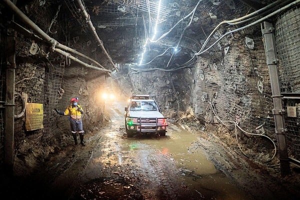 Zorlu şartlara ve düşen tenör (cevher kalitesi) oranlarına rağmen, bölge hala küresel altın devlerinin iştahını kabartıyor.