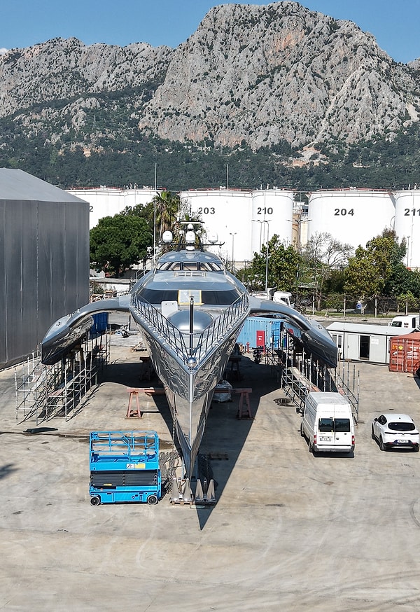 Antalya Serbest Bölge sadece Galaxy serisini değil, 80 metrelik dev bir süper yatı da ağırlıyor.