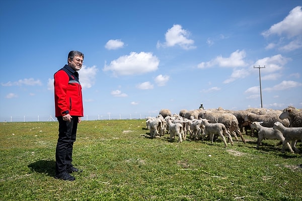 Hayvancılığın stratejik bir sektör olduğuna işaret eden Yumaklı, bu kapsamda 2024'te 5 yıllık yol haritası açıkladıklarını hatırlattı.