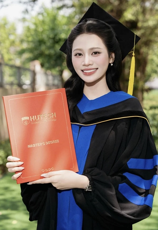 Güzellik kraliçesi unvanını bir kenara bırakıp eğitimine odaklanan Dinh Nhu Phuong, Ho Chi Minh Şehri Teknoloji Üniversitesi'nden mezun olduktan sonra akademik basamakları hızla tırmandı.