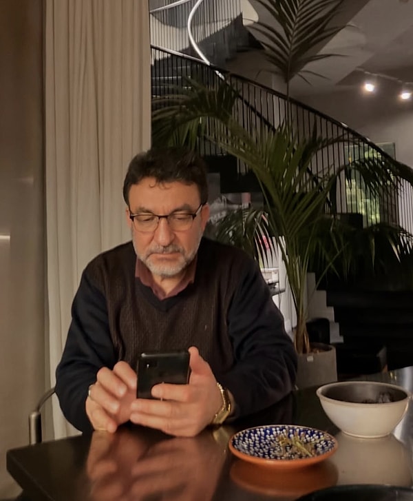 Serenay Sarıkaya’nın babası Mustafa Sarıkaya ile ilişkisinin, henüz 7 yaşındayken anne ve babasının boşanmasıyla birlikte mesafeli bir hale geldiği konuşuluyordu.