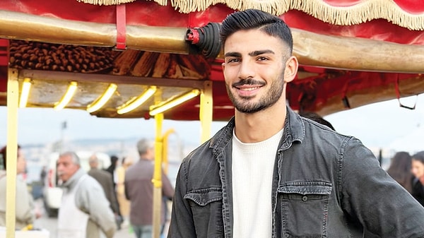 Karaköy'de mısır ve kestane satan Yakışıklı Mısırcı lakaplı Alper Temel, bir turistin çektiği video sayesinde dünyanın dört bir yanından hayran kitlesi elde etti.