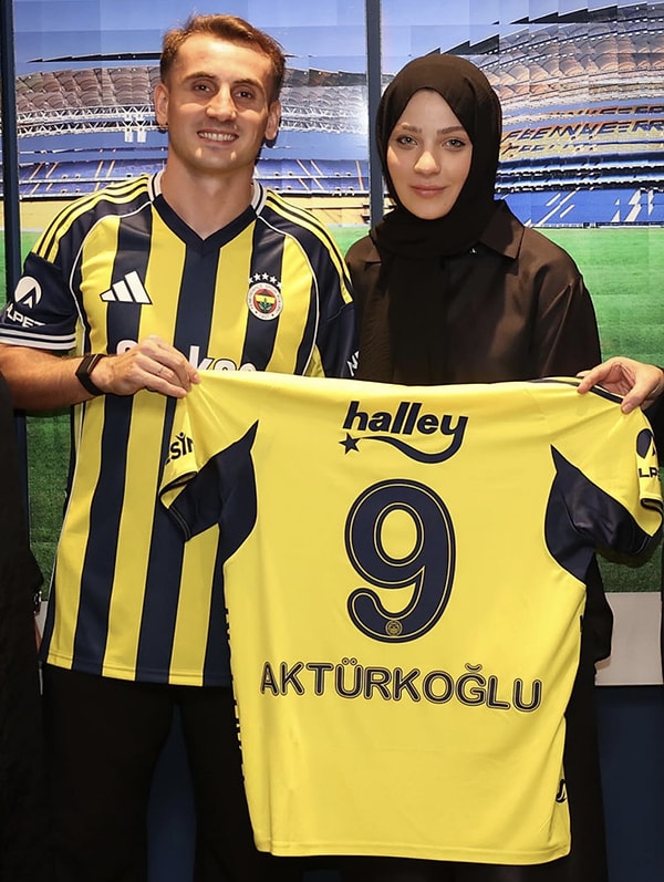 Fenerbahçe forması giyen milli yıldız Kerem Aktürkoğlu, saha içindeki performansının yanı sıra özel hayatındaki mutlu gelişmeyle gündemde.