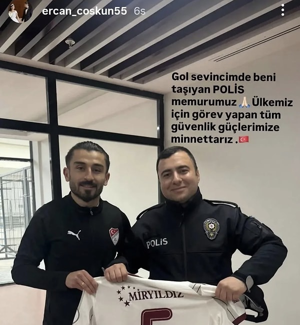 Maçın ardından da jestini sürdüren deneyimli futbolcu, karşılaşmada giydiği formasını aynı polis memuruna hediye etti.