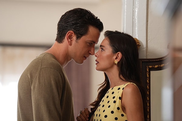 Gazeteci Akif Yaman’ın özel haberine göre, Selahattin Paşalı’nın Kıskanmak projesindeki rol arkadaşı Hafsanur Sancaktutan ile eşini aldattığı öne sürüldü.