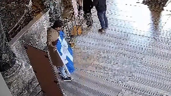 Bayrak üzerinde "Ya Ortodoks ol ya da öl" sözlerinin yazılı olduğu belirlendi.