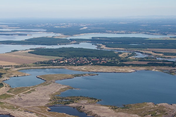 Madencilik mirası olan devasa kraterler ileri mühendislik projeleriyle yeniden şekilleniyor.
