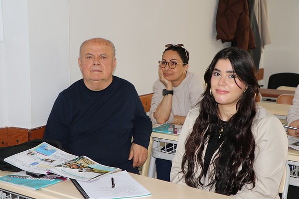 Şu an başlangıç seviyesinde olan Ahmet Çilek, sınıftaki azmiyle hem öğretmenlerine hem de genç kursiyerlere örnek oluyor.