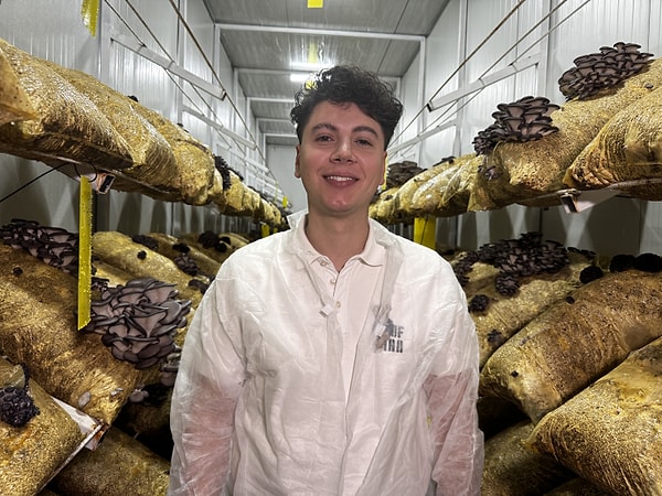 Hukuk fakültesini bitirdikten sonra avukatlık mesleğine adım atan Salih Günaydın’ın hayatı, Tarım lisesinde öğretmenlik yapan halasını ziyaretiyle tamamen değişti.