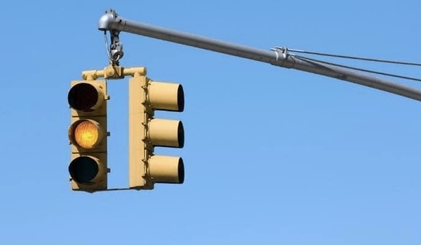 Federal Karayolları İdaresi'nin belirlediği standartlara göre, bu üç renk kombinasyonu optimal trafik güvenliği sağlıyor.