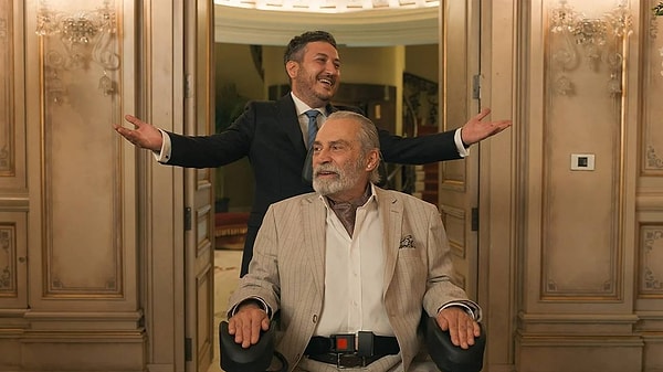 Mert Baykal’ın yönetmenliğini üstlendiği yapım, vizyon süresi boyunca salonları dolduran binlerce kişi tarafından büyük bir beğeniyle karşılanmıştı.