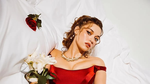 Afra Saraçoğlu Hakkında Sıkça Sorulan Sorular