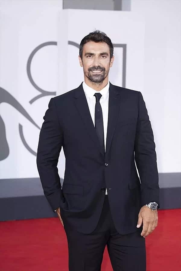 Kariyerindeki Dönüm Noktaları ve Popüler Dizileri