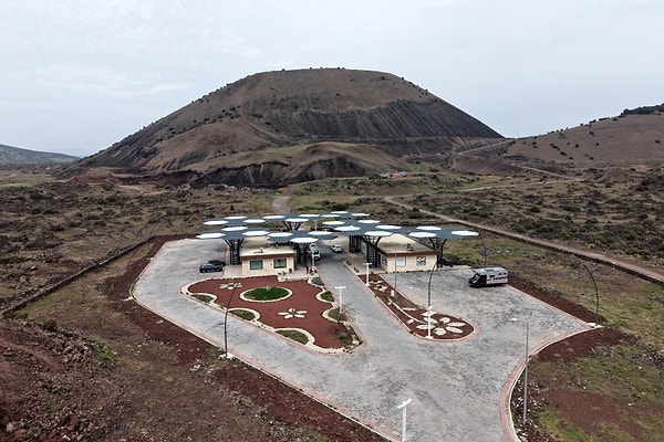 Volkanik tepelerden bazalt kaya denizlerine, peri bacalarından devasa lav akıntılarına kadar geniş bir görsel şölen sunan jeopark, çevre illerden de yoğun ilgi görüyor.