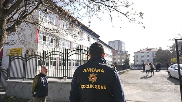 Eğitim kurumlarında güvenli bir ortam sağlamak amacıyla başlatılan yeni dönem, hem fiziksel güvenlik önlemlerini hem de okul içi disiplin kurallarını kapsıyor.