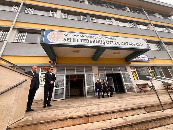 Bugün Şehit Tebernuş Ortaokulu'nda şehit öğrenci ve öğretmenler anısına anma programı düzenlendi.