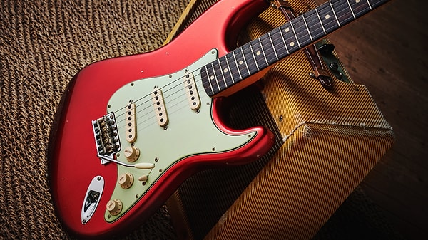 1950'lere kadar gitarlar genelde ağır abi takılan, içi boş kutulardı.