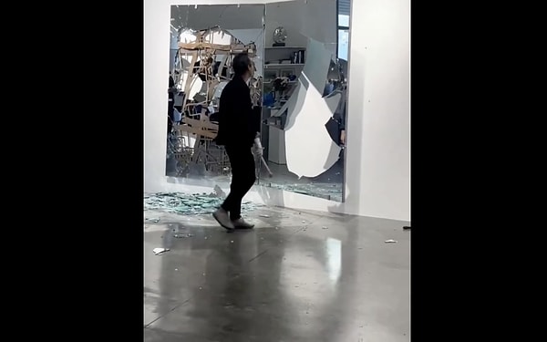 "Gördüğün şey sandığın kadar derin değil." yazısının dikkat çektiği eserle sanatçı bize gerçekten ne anlatıyor olabilir?