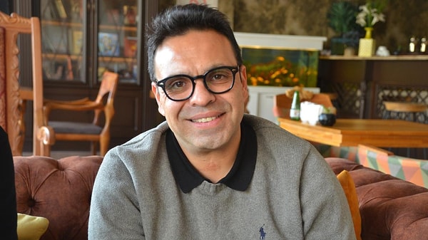 Okan Karacan, uzun yıllardır televizyon dünyasında hem oyuncu hem de sunucu kimliğiyle tanınan isimlerden biri.