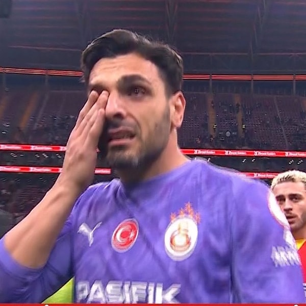 Günay Güvenç, maç bitiminde gözyaşlarını tutamadı.